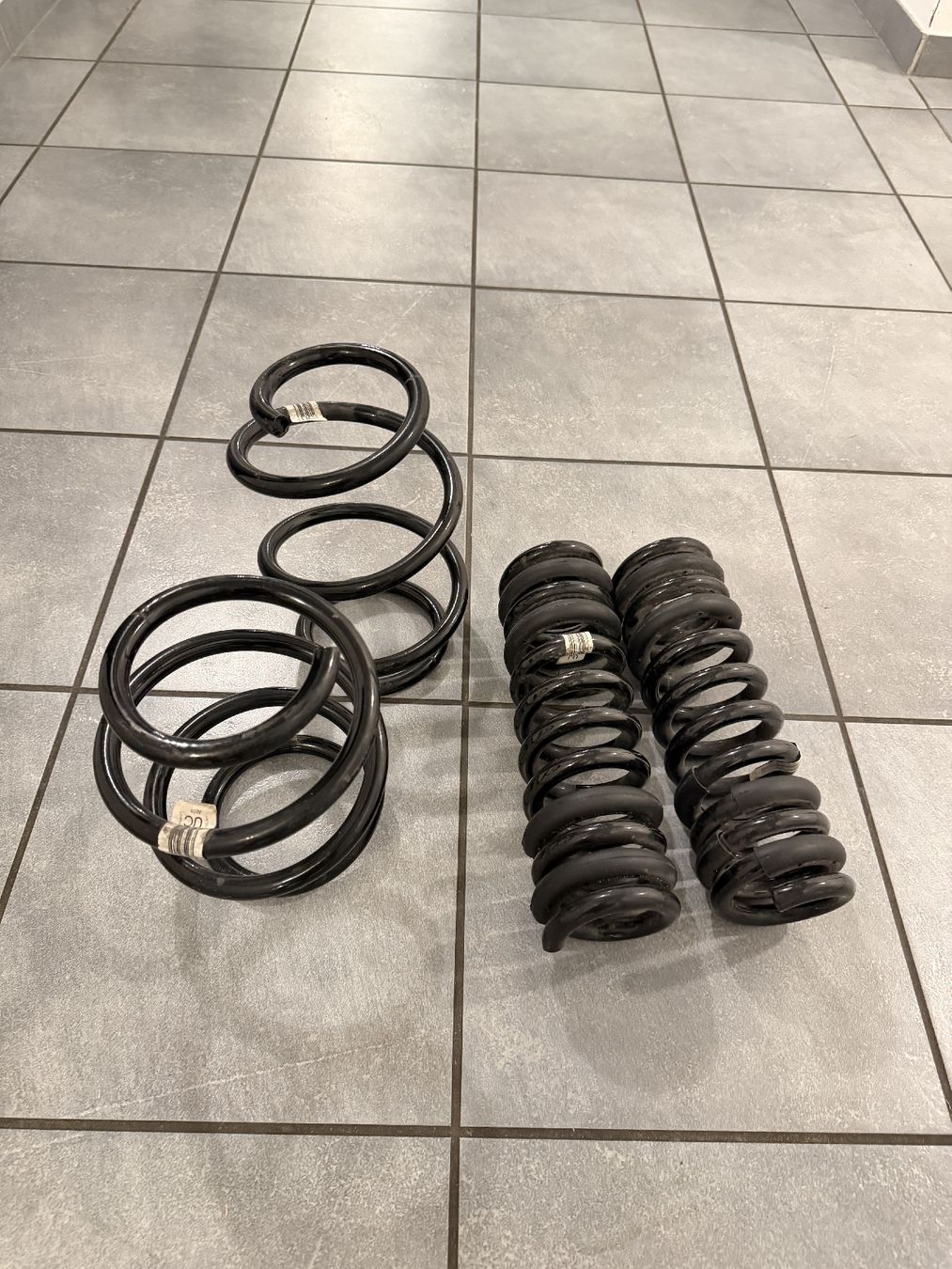 BMW Tutti pezzi di ricambio auto: BMW M3/M4 Competition Xdr. Federn – Nuovo (secondo la descrizione) da Wil SG venduto da A.sa1