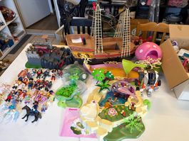 Play-Mobil Konvolut mehr als 20 Figuren , Pilz , Schiff .