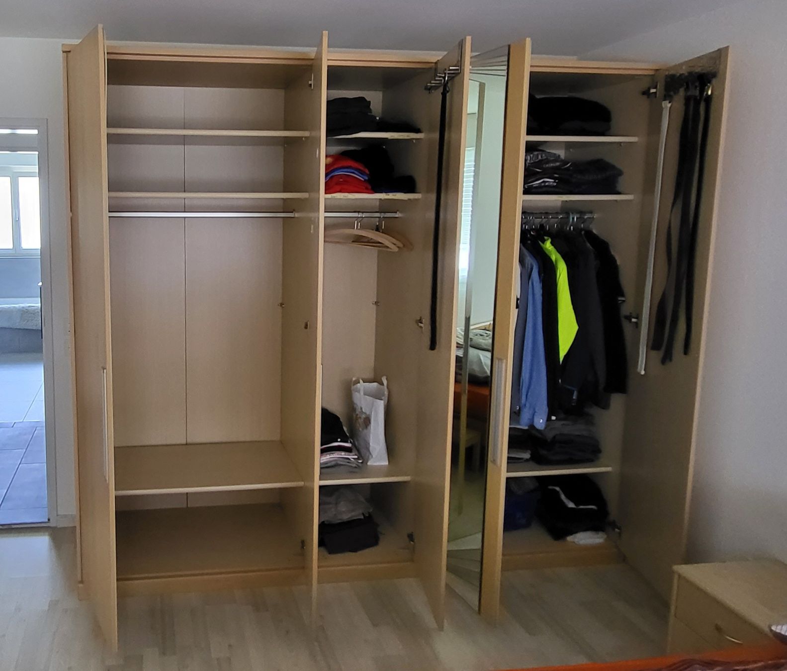 Armoires: Kleiderschrank 5 türig – D'occasion à Buochs par ready15 2