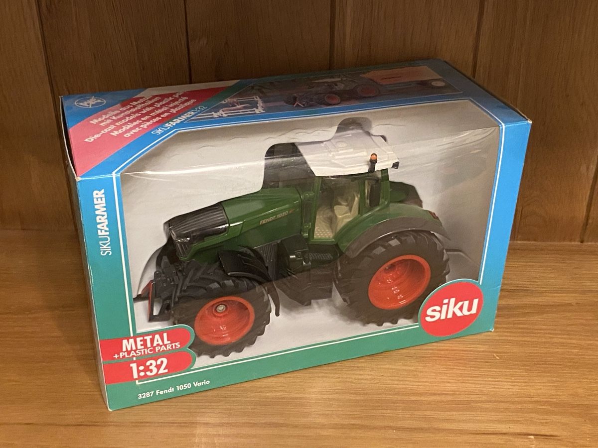SIKU - Tractor FENDT 1050 with front linkage - 1/32 - SIK3287