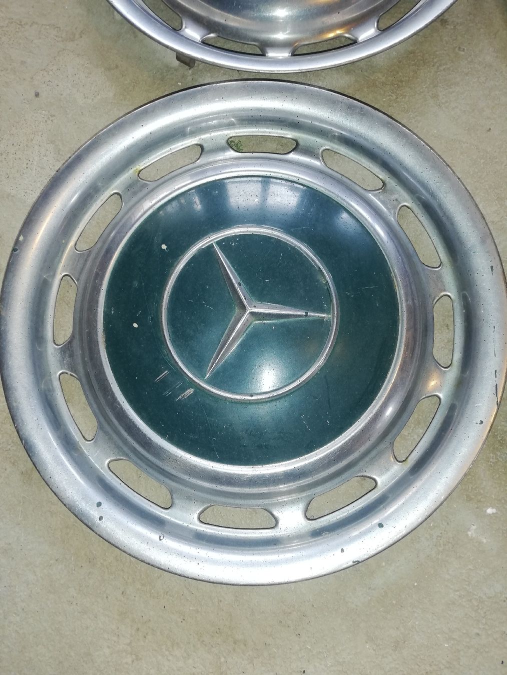 Mercedes-Benz Tutti pezzi di ricambio auto: Mercedes Oldtimer Radkappen – Usato da Lungern venduto da Lena189 1