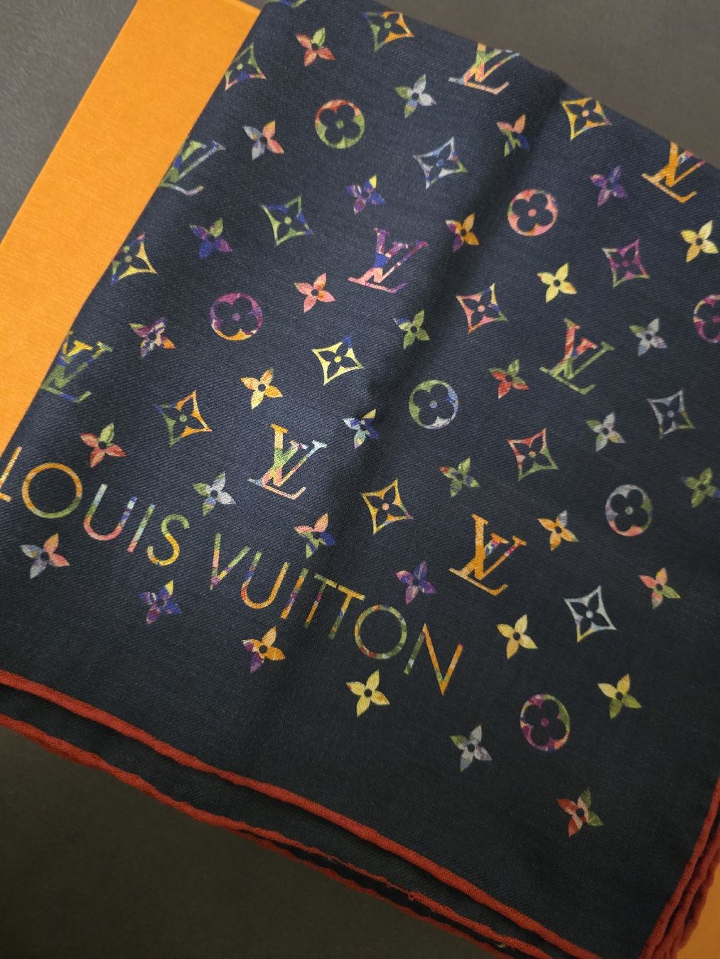 Louis Vuitton Foulard & Sciarpe: Louis Vuitton Schal – Nuovo (secondo la descrizione) da Gattikon venduto da lavric_d 1