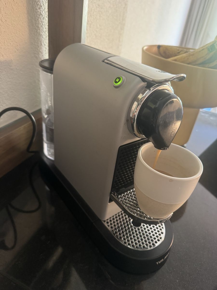 Nespresso Macchine per caffè & Macchine per espresso: Nespresso Kaffeemaschine mit Milchschäumer – Usato da Meilen venduto da babiola