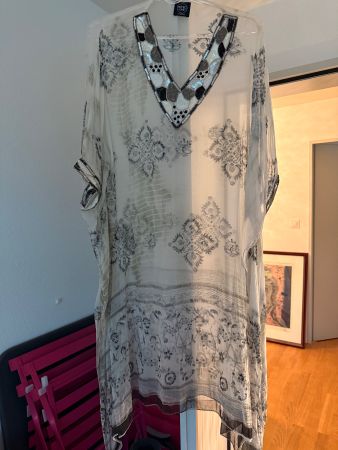 Wunderschöne Tunika mit Schmuckelementen