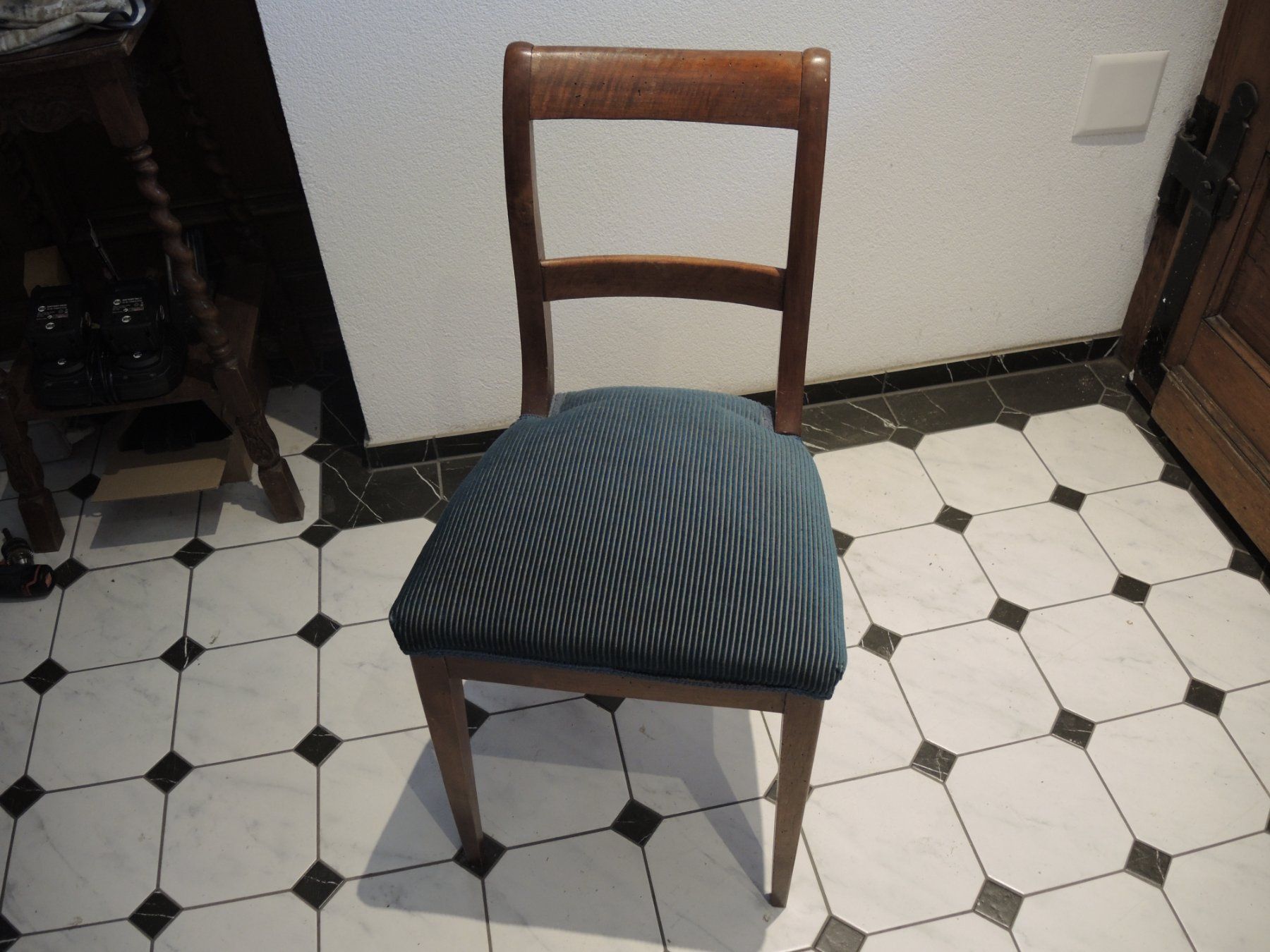 Chaises: Alte, kleine Stühle, gepolstert – D'occasion à Oberhofen am Thunersee par buebeneggwaren 1