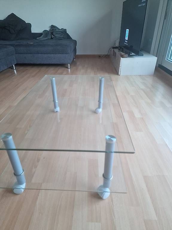 Tables: Couchtisch Glas auf Rollen – D'occasion à Sissach par robin_united 2