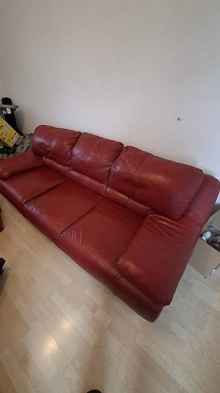 Sofas: Echtleder-Sofa, rot - bequem – D'occasion à Herisau par less_is_more