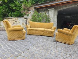 Sofa und zwei Sessel