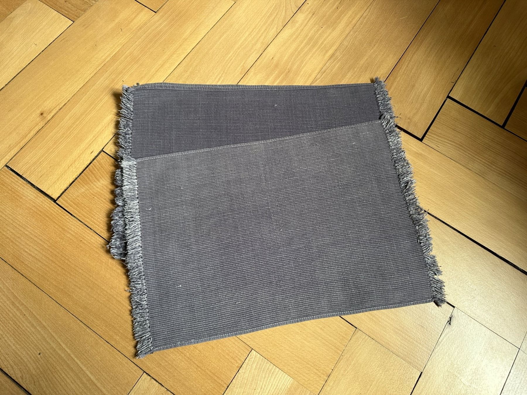 Tischset: 4 Stoff Tischsets grau – Gebraucht aus Zürich von Diazaio