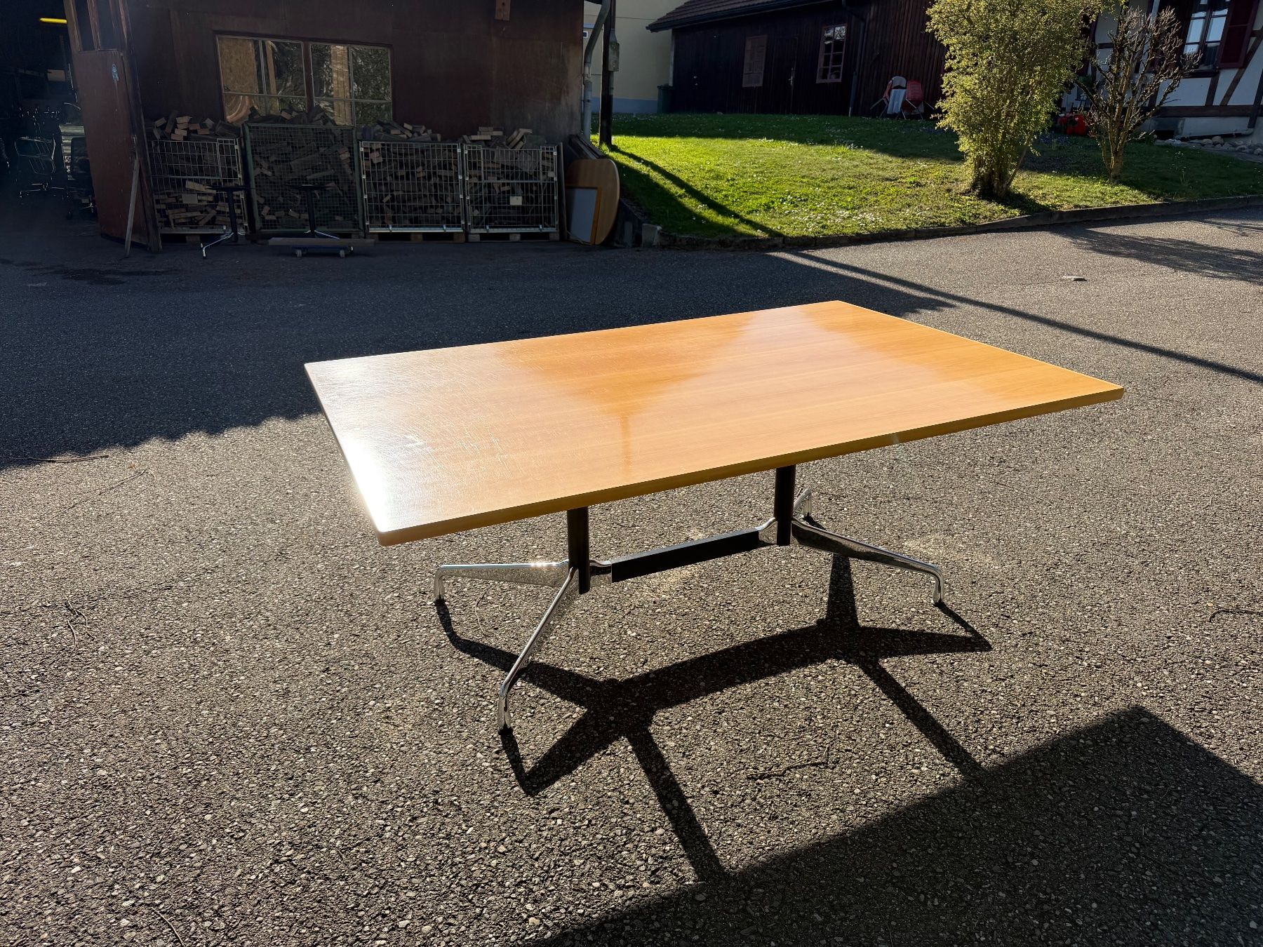 Eames Tavoli: Vitra Segmented Table / Konferenztisch - Charles & Ray Eames – Usato da Grenchen venduto da Design-Outlet