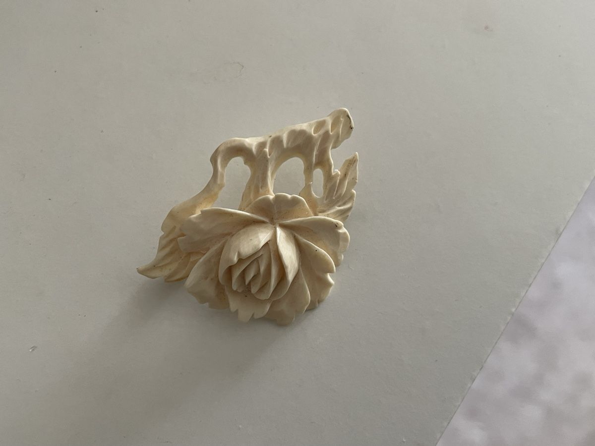 Broschen & Nadeln: Art Deco ancienneBroche fleur sculptée – Gebraucht aus Worben von benit.drn