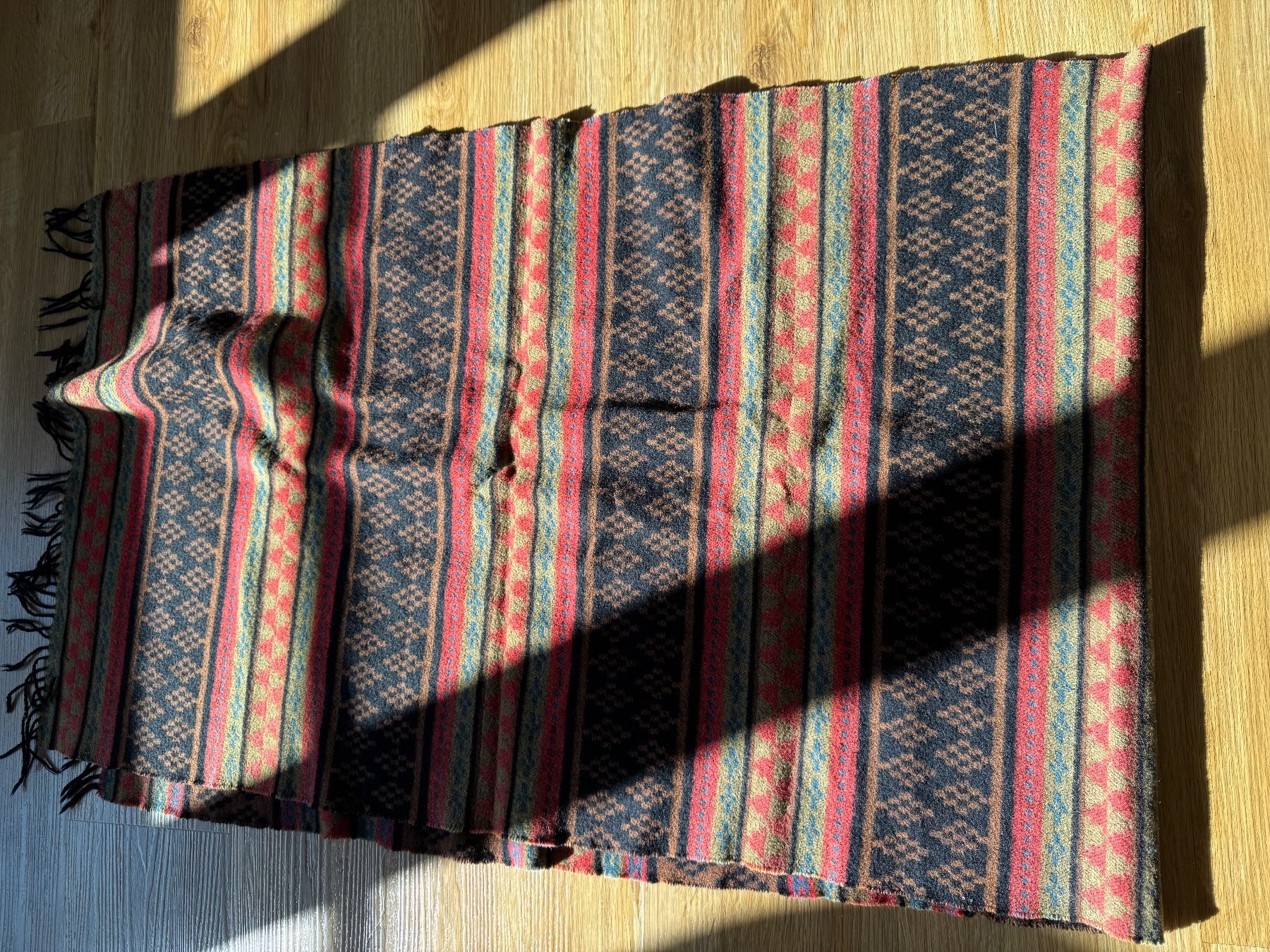 Foulards, Tücher & Schals: Tuch, Woll-Mix Schal, schwarz, rot – Gebraucht aus Bubikon von hachia888 1