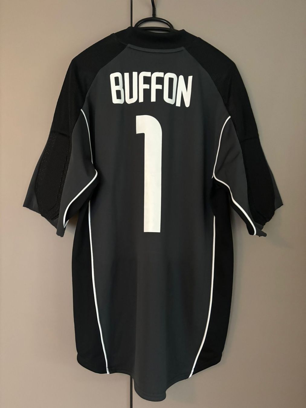 Juventus Canottiere & Pantaloni: Juventus match worn Buffon 2003/2004 – Usato da Erlinsbach SO venduto da goe_6t5q 1