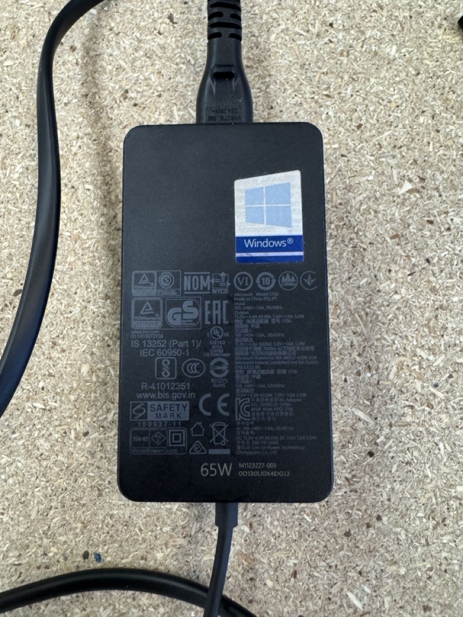Microsoft Caricabatterie: Original Microsoft 65W Netzteil - Top Zustand! – Usato da Dietlikon venduto da PcConfig