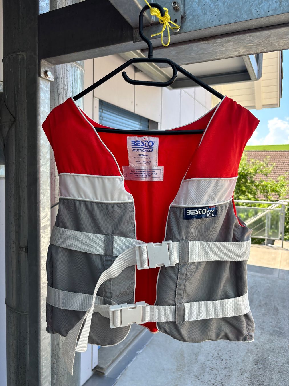 Giubbotti di salvataggio: Schwimmweste BESTO MULTICOLOUR rot/grau Grösse M – Usato da Zäziwil venduto da R1135