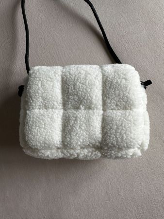 Kuschelige, weisse Tasche aus Plüsch neu mit Etikett!