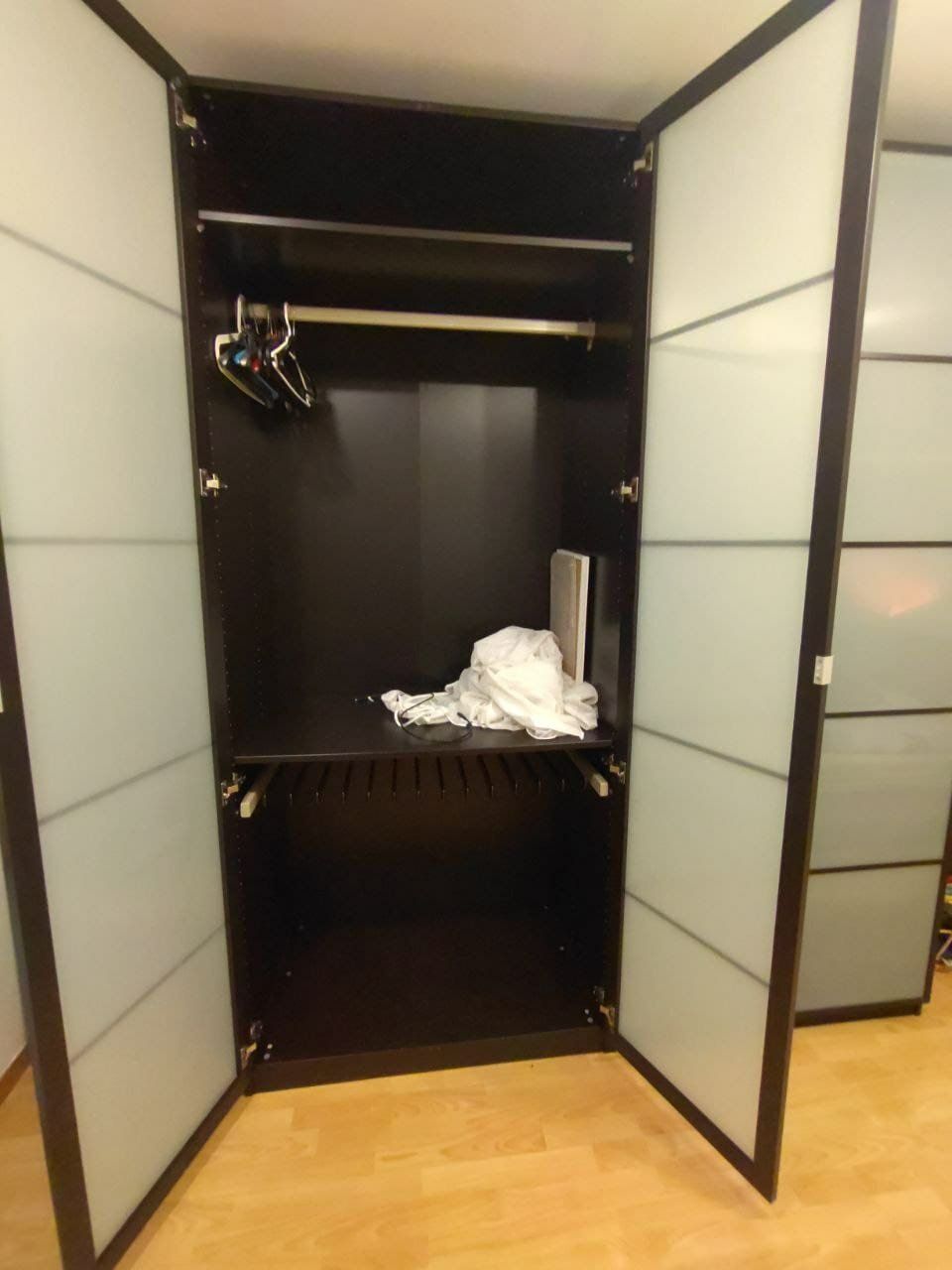 Ikea Armadi: Kleiderschrank Pax Ikea mit Glastüren – Usato da Zürich venduto da taloswow 2