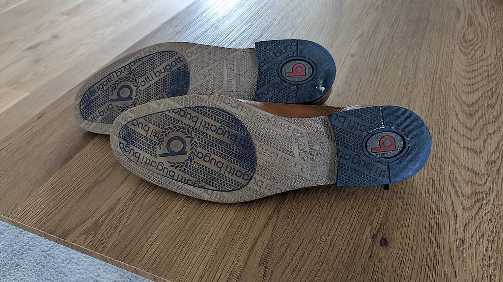 Bugatti Herrenschuhe: Business-Schuhe Bugatti Grösse 43 – Gebraucht aus Naters von liz_r7cw 1