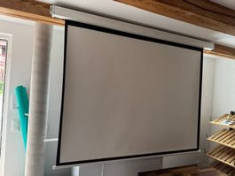Elektrische Leinwand zu verkaufen. Ideal für Heimkino