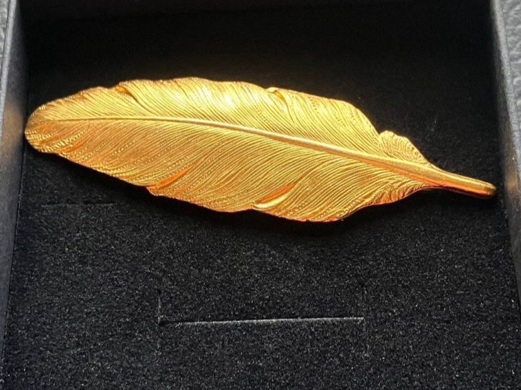 Spille & Fermagli: Broche plume dorée vintage - Élégance intemporelle – Usato da Peseux venduto da Chimon59