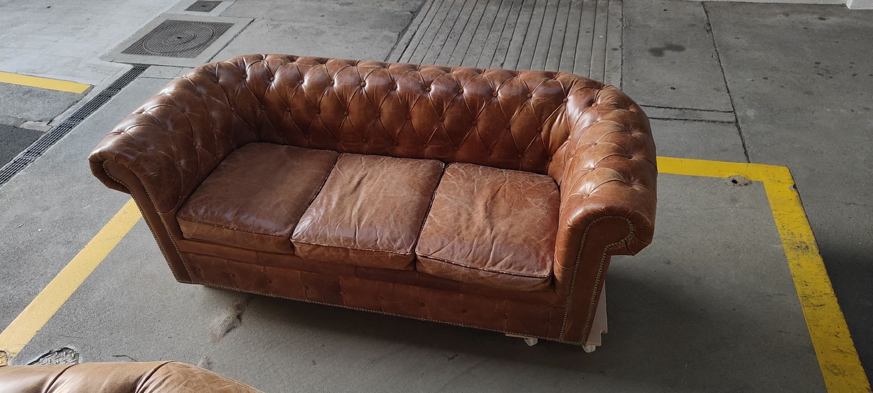 Divani: echt Leder Chesterfield 3er Sofa – Usato da Neuhausen am Rheinfall venduto da PunkyMo