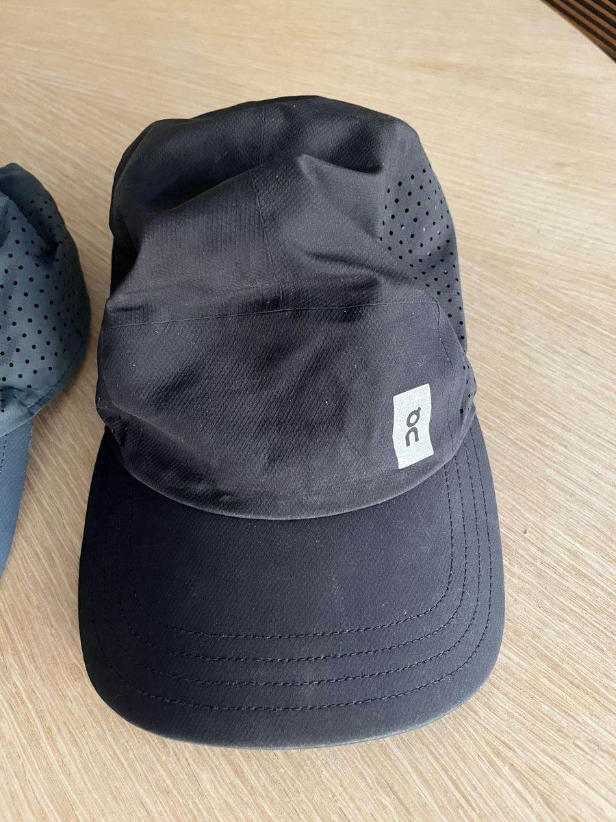 Chapeaux, bonnets & casquettes: 3 On Running Caps Set schwarz blau gebraucht – D'occasion à Zürich par Pestopasta 1