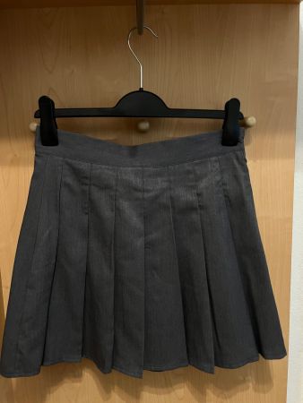 Grauer Minirock mit Falten, Grösse M