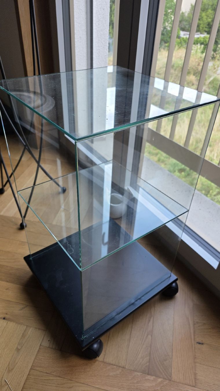 Vetrine: Glasvitrine mit Rollen schwarz. Höhe 110 ca, Breite 35 cm.  – Usato da Opfikon venduto da gaechtibvb