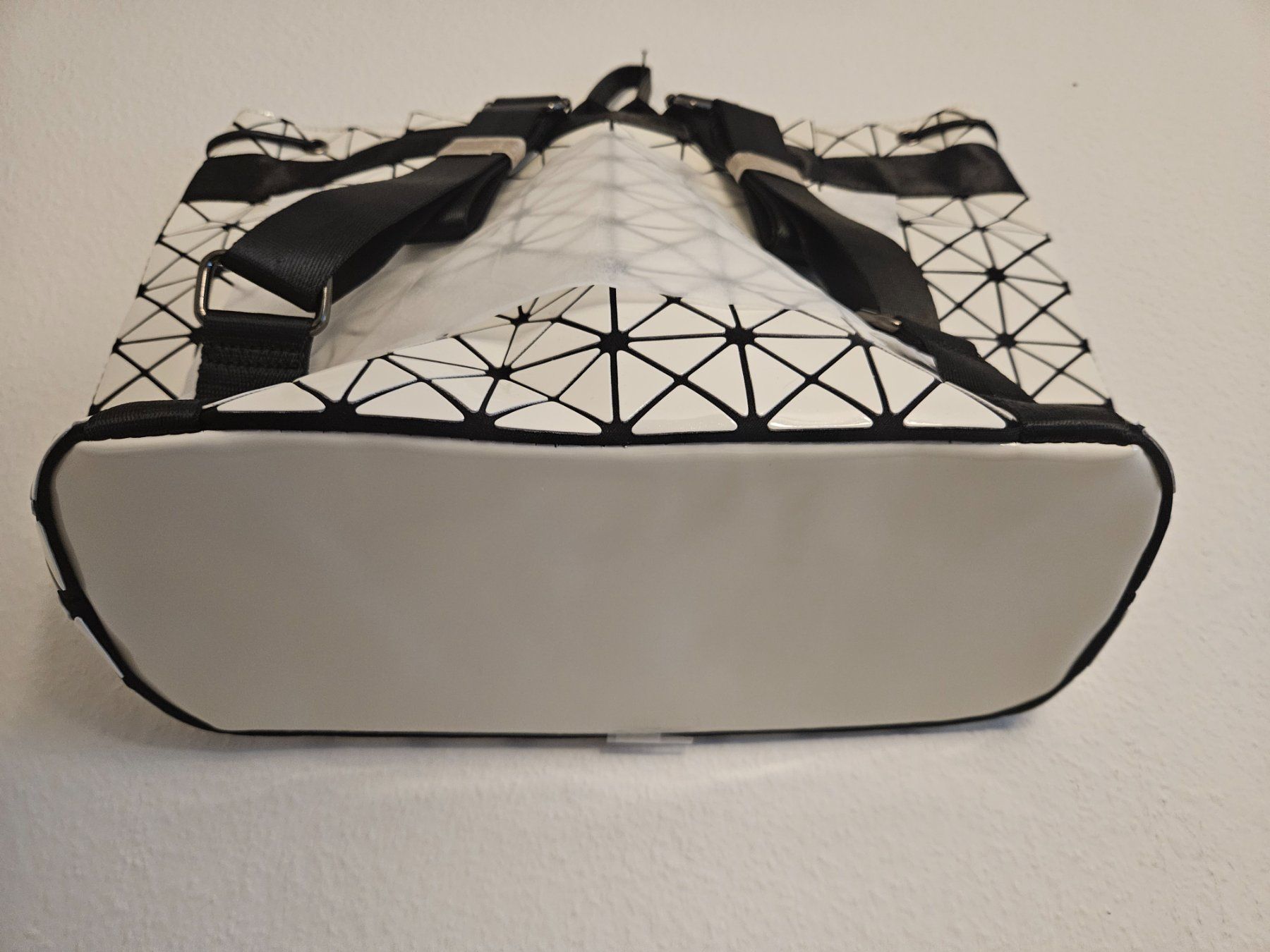 Rucksäcke: Geometrischer Rucksack - Weiss Schwarz - Blickfang – Neu und originalverpackt aus Basel von Anghkorwatt 2