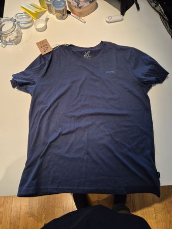 Dunkelblaues Sport T-Shirt Grösse L - Ideal für den Sommer!