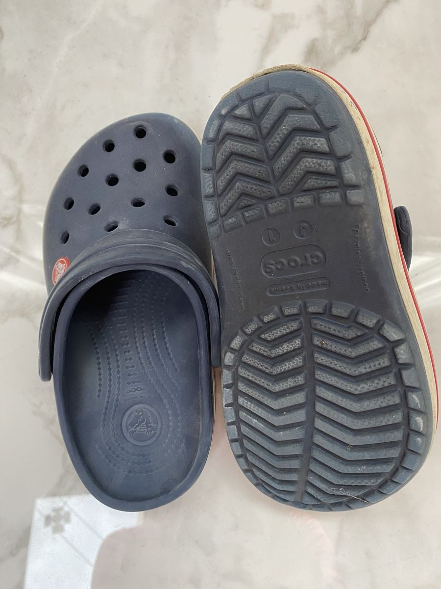 Crocs Scarpe da uomo: Dunkelblaue Crocs Gr. 32 unisex – Usato da Estavayer-le-Lac venduto da Mimmy02 1