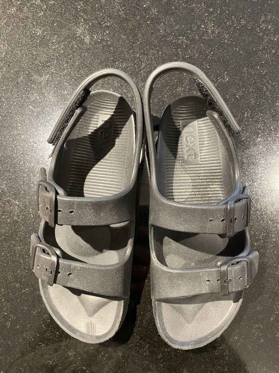Next Scarpe per ragazzi: Gummi Sandalen Next Grösse 33 – Nuovo (secondo la descrizione) da Buchs AG venduto da Hannah1985