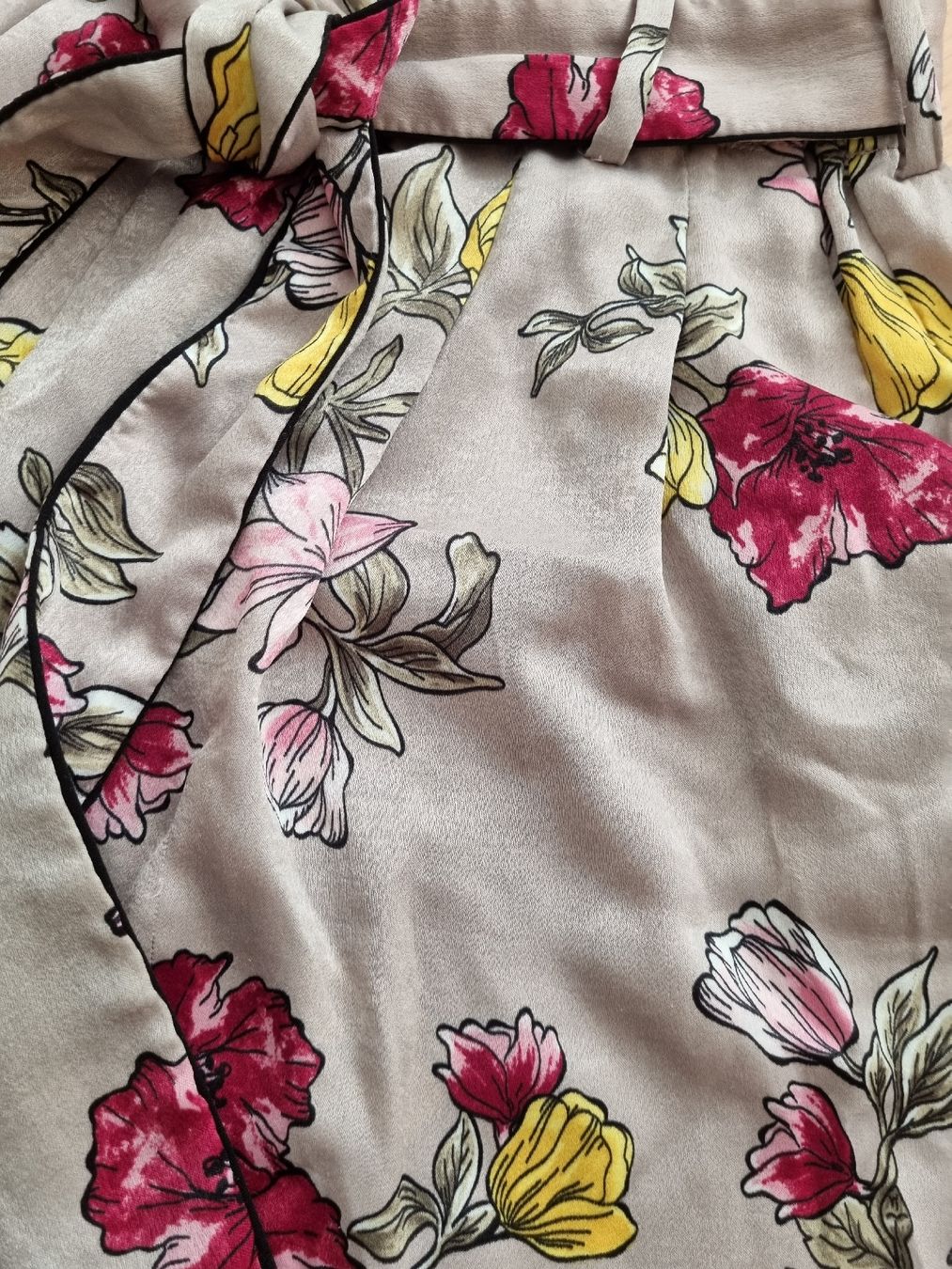 Zara Pantaloni: Weiche Blumen Shorts – Usato da Pfaffnau venduto da Liz6264 1
