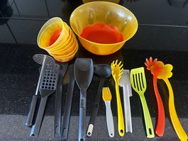 Küchenutensilien Set mit Schüssel und Becher, gebraucht
