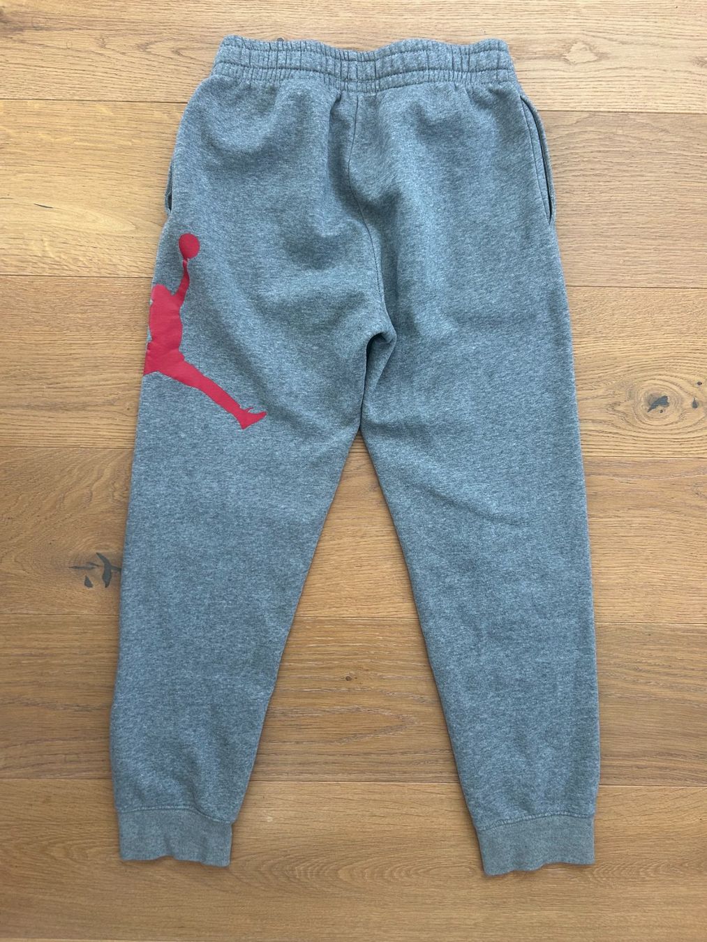 Jordan Pantaloni: Kinder- Trainerhose grau JORDAN 152/158 – Usato da Grub AR venduto da DukeStatham 3