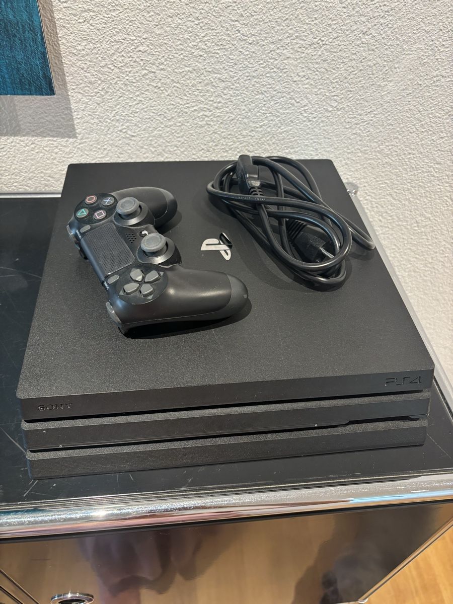 Sony Console: Sony PlayStation 4 Pro Konsole schwarz mit Controller – Usato da Wollerau venduto da Loli-04