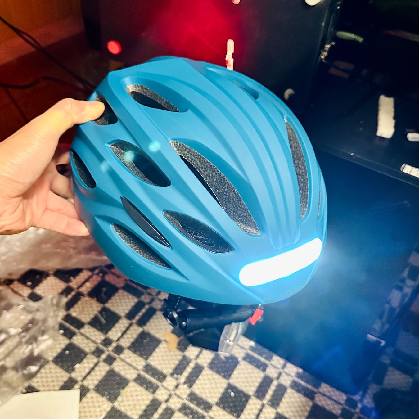 Caschi: Casque vélo avec lampe LED devant et arrière – Nuovo e nell'imballaggio originale da Morges venduto da All4nature