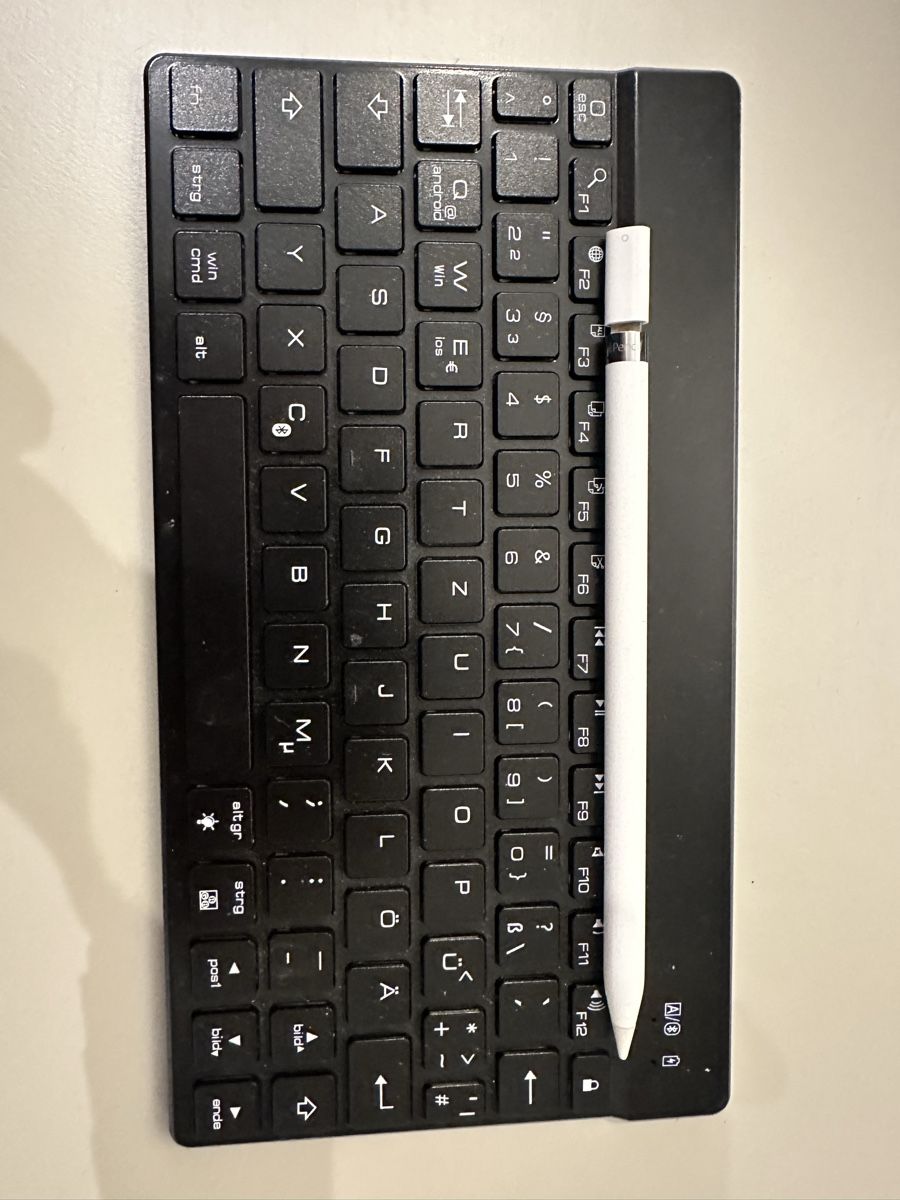 Tastaturen: iPad Tastatur und Stift  – Gebraucht aus Muttenz von anna123
