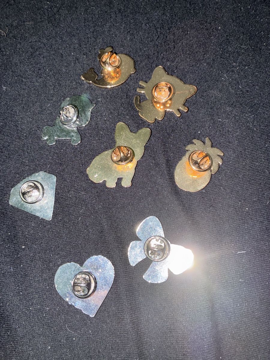 Altri gioielli: 8 Anstecker Set Tiere und Gegenstände  – Usato da Dübendorf venduto da ana_wp8y 1