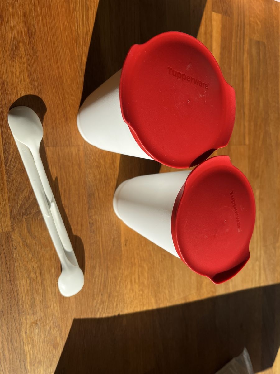 Tupperware Recipients et similaires: Tupperware Maxibecher 2 Stk. mit Deckel und Löffel. – D'occasion à Kriegstetten par sin_fp27 3