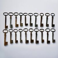 Lot 20 grandes clés anciennes en fer forgé XVIIIe ou XIXe s.