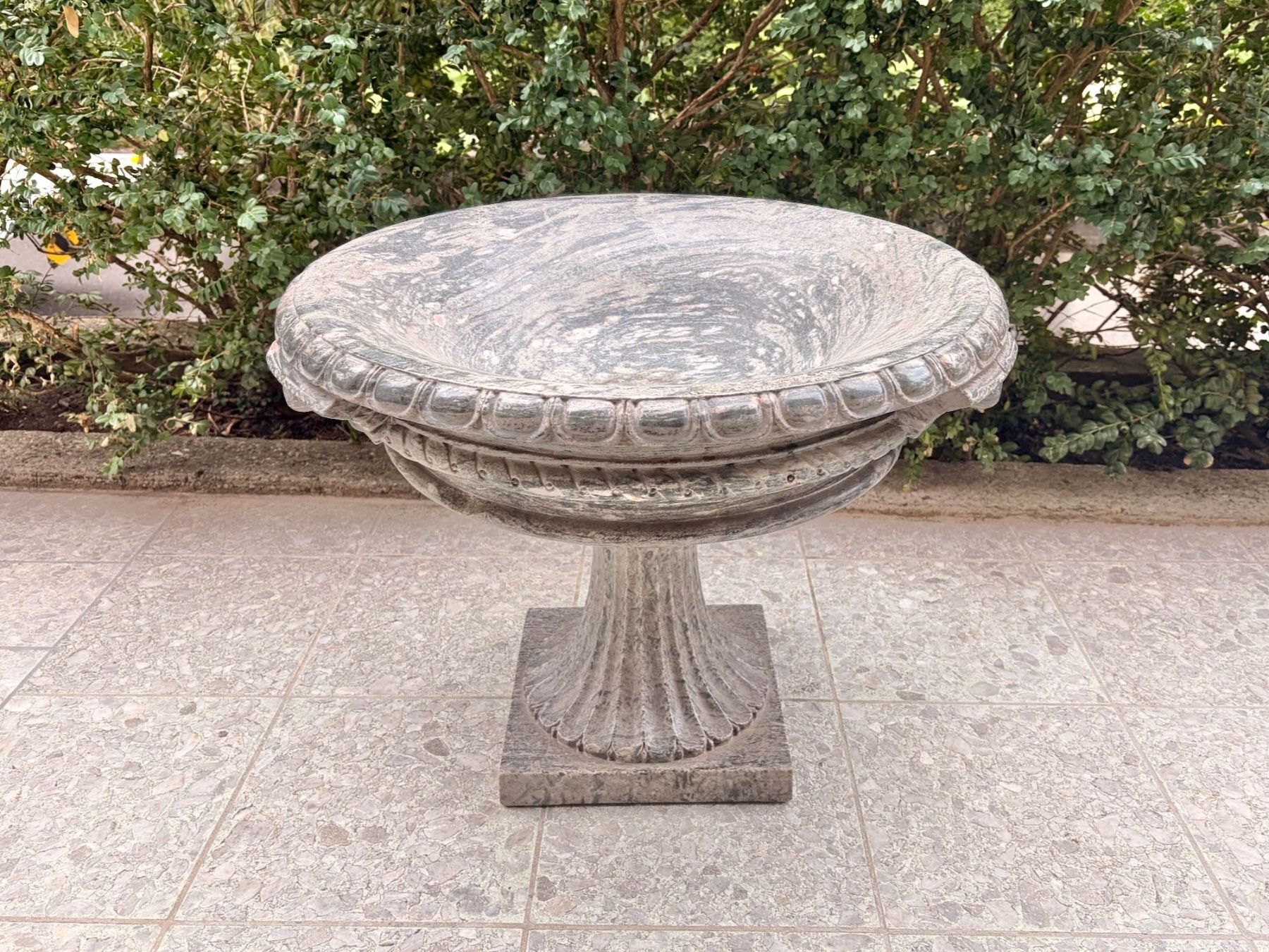 Pots de fleurs: 🟢   Grosse Marmorvase auf Sockel – D'occasion à Zürich par trashtussi 1