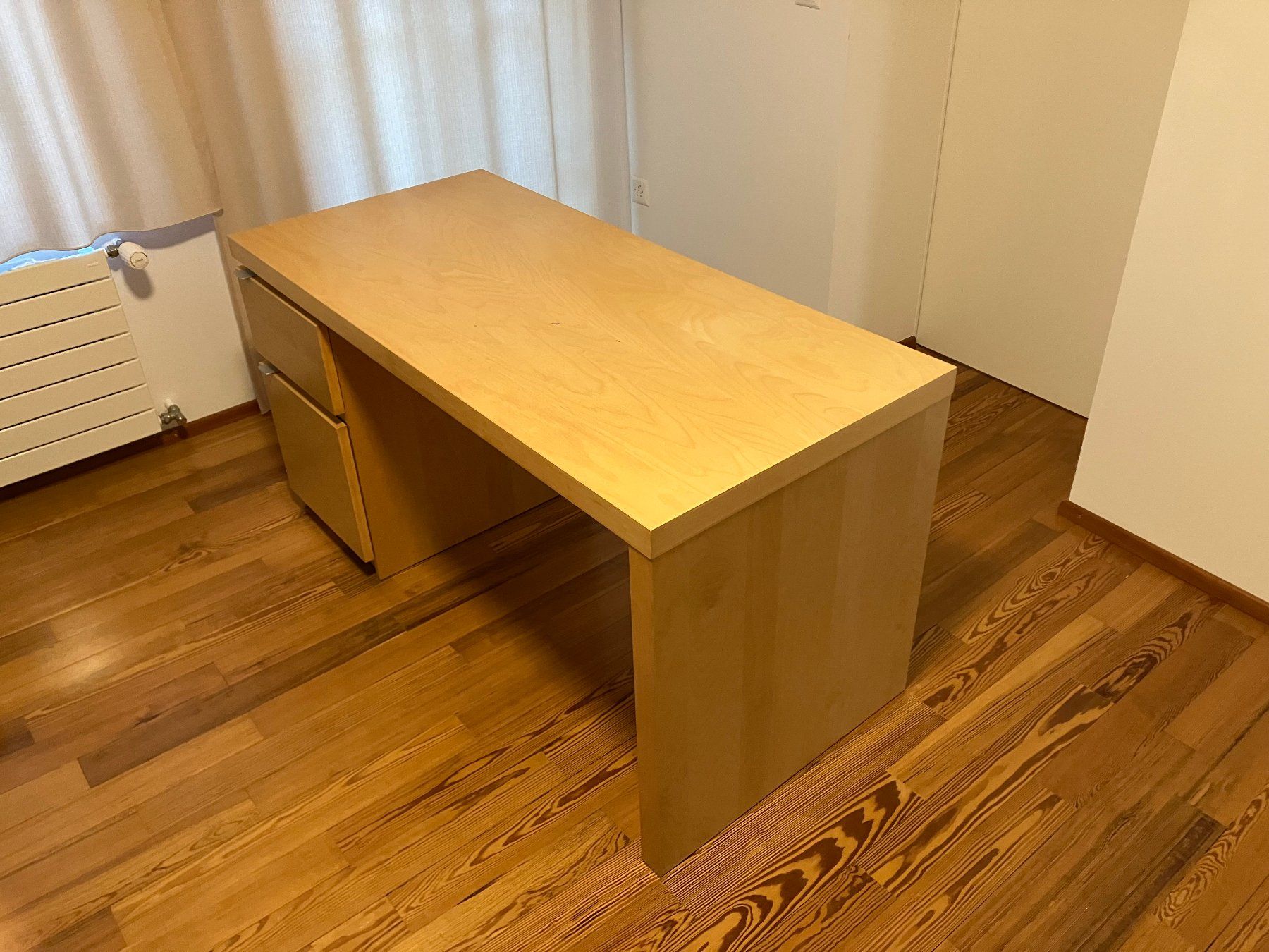 Ikea Schreibtische: Schreibtisch mit integriertem Korpus – Gebraucht aus St. Gallen von JorisSs