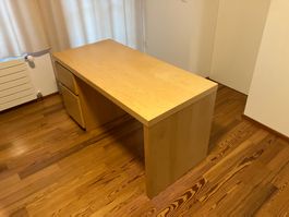 Schreibtisch mit integriertem Korpus