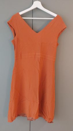 elegantes tailliertes Kleid