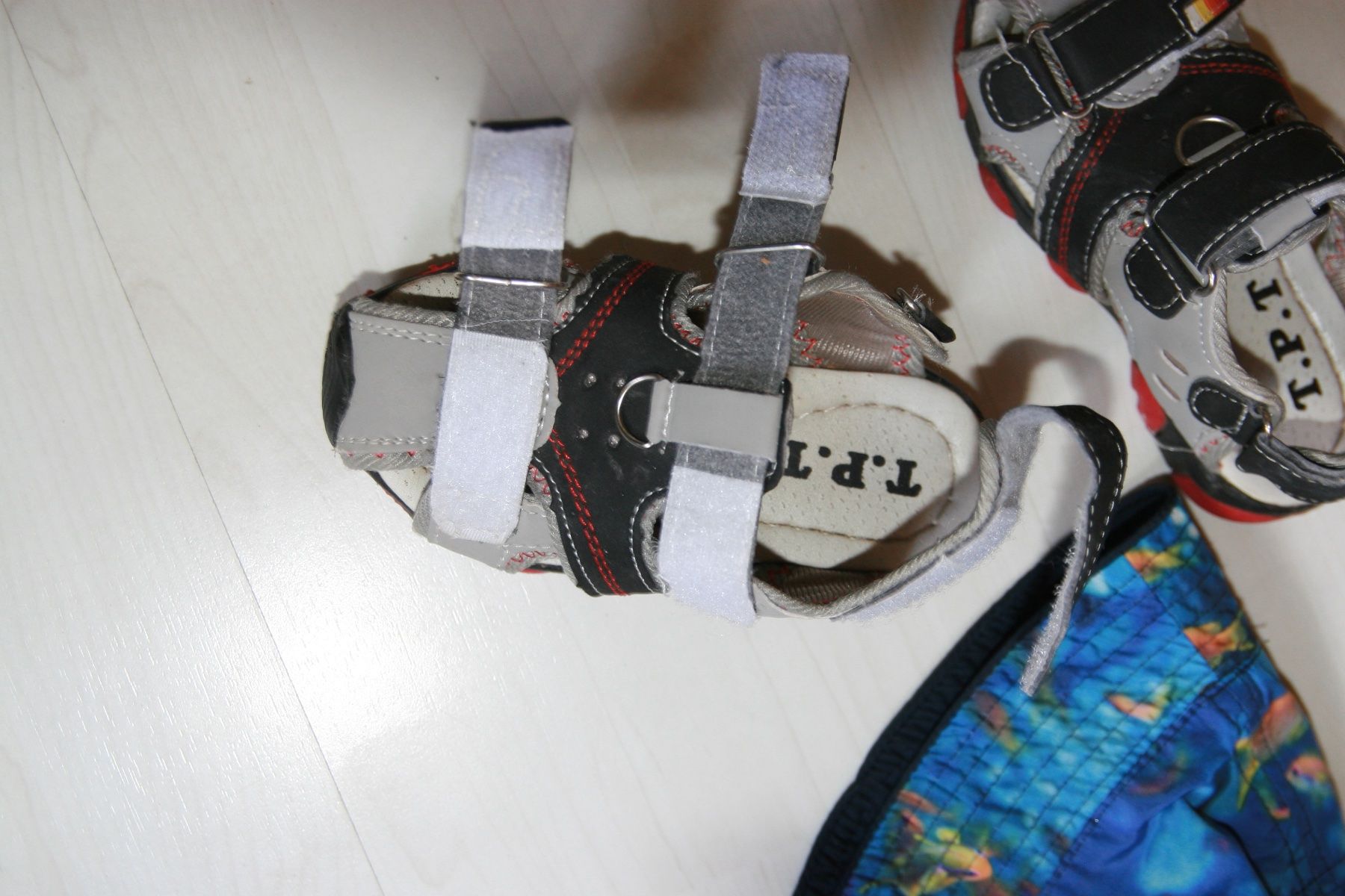 Scarpe per ragazzi: Sandalen Gr. 26 und Sommerhut – Usato da Fislisbach venduto da lorgli 2
