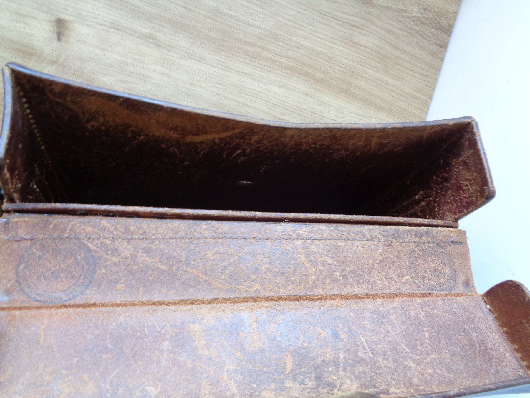 Borse: GROSSE LEDERTASCHE KARTENTASCHE MIT STEMPEL – Usato da Henggart venduto da Pascha22 3