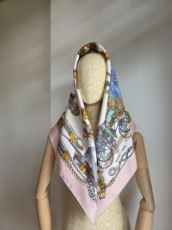 Hermès „Musée“ von Philippe Ledoux – Seidentuch Vintage  