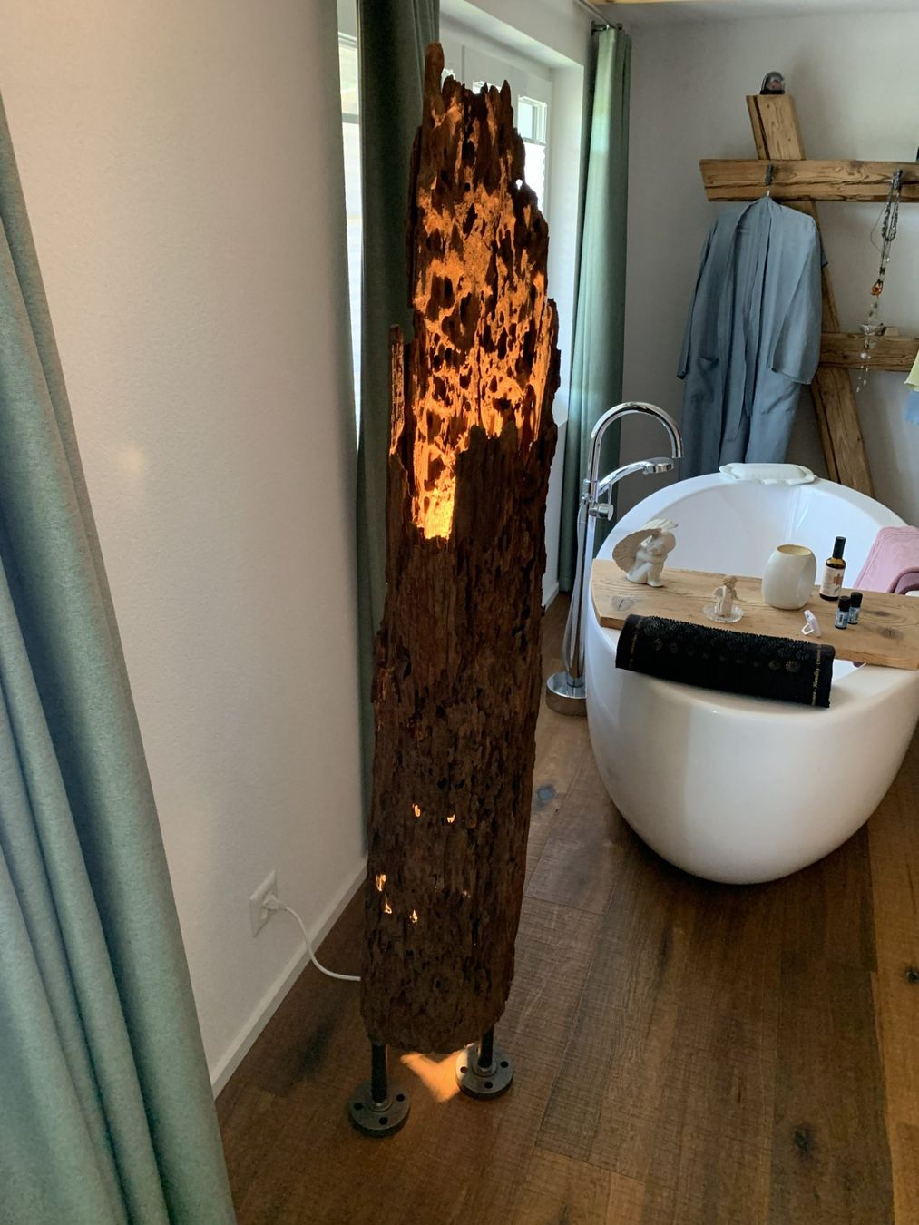 Lampade: Wunderschöne Ständerlampe aus Teakholz. – Usato da Saland venduto da B.W8493 3
