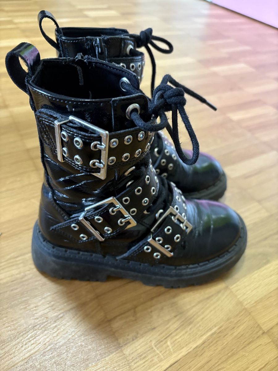 Zara Scarpe per ragazze: Stivaletti ZARA Neri Lucidi con Borchie e Fibbie – Usato da Novazzano venduto da jen_hx8j